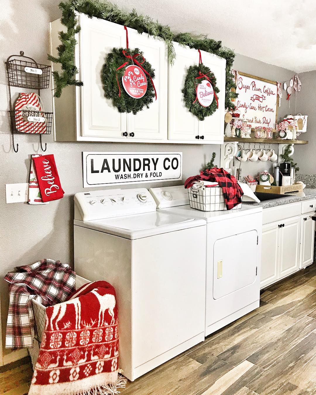 Christmas Laundry Room Decor Wreaths on the Cabinets via @fancyfixdecor