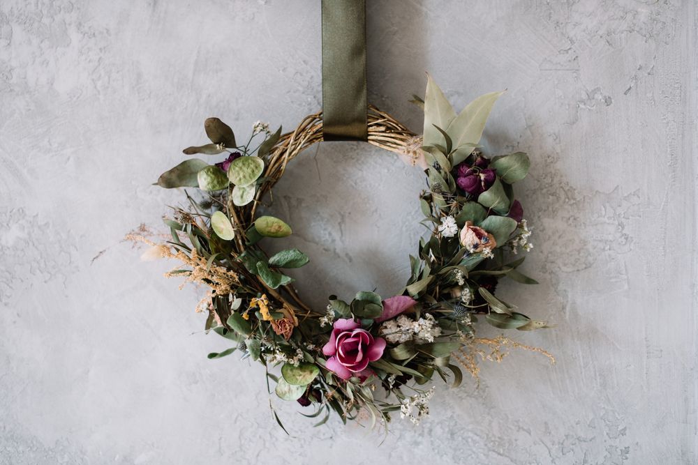 Dried roses and leaves wraith christmas decorating ideas outside