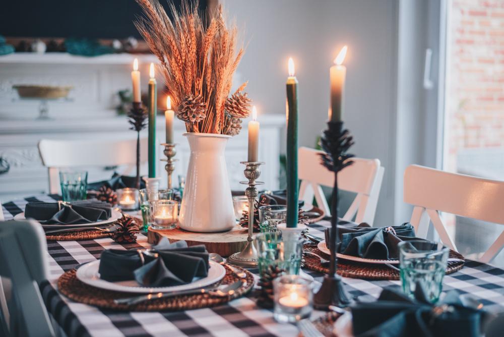 Rye ears and dried wheat grass in a vase thanksgiving table decor ideas