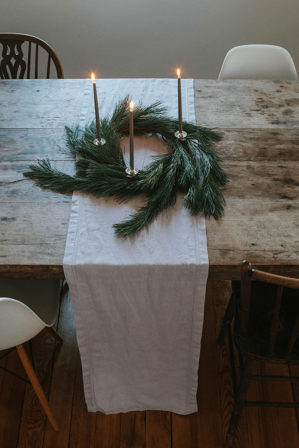 A Simple Arrangement of Wreath and Candles